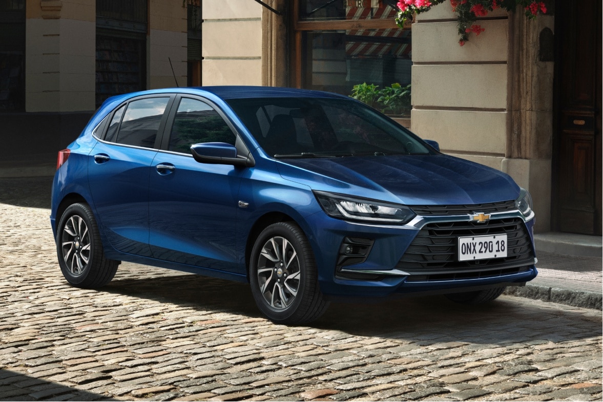 Chevrolet Onix 2026 azul en calle empedrada
