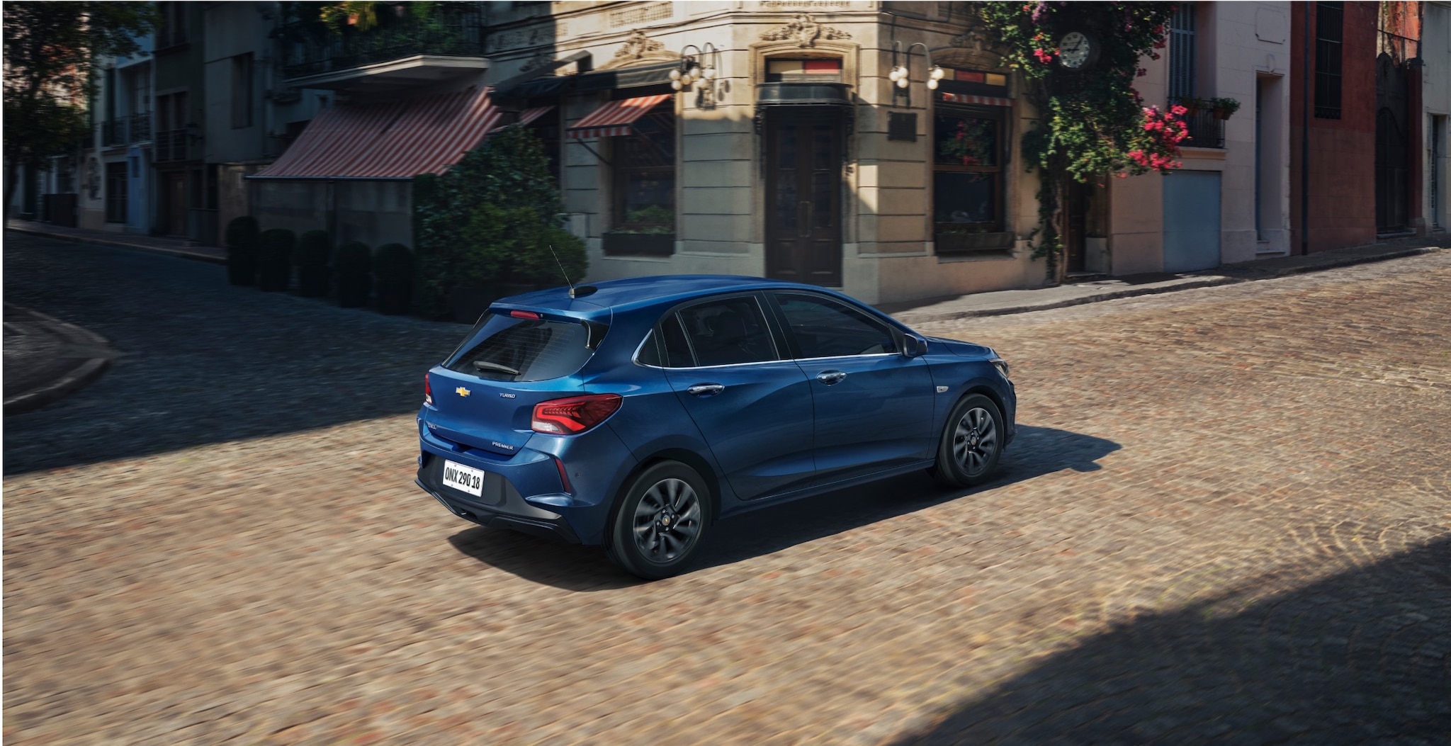 Vista trasera del Chevrolet Onix azul en la calle