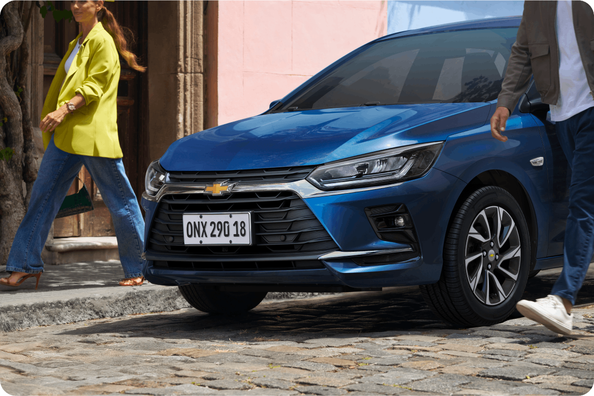 Chevrolet Onix con sistema Easy Park en uso en ciudad